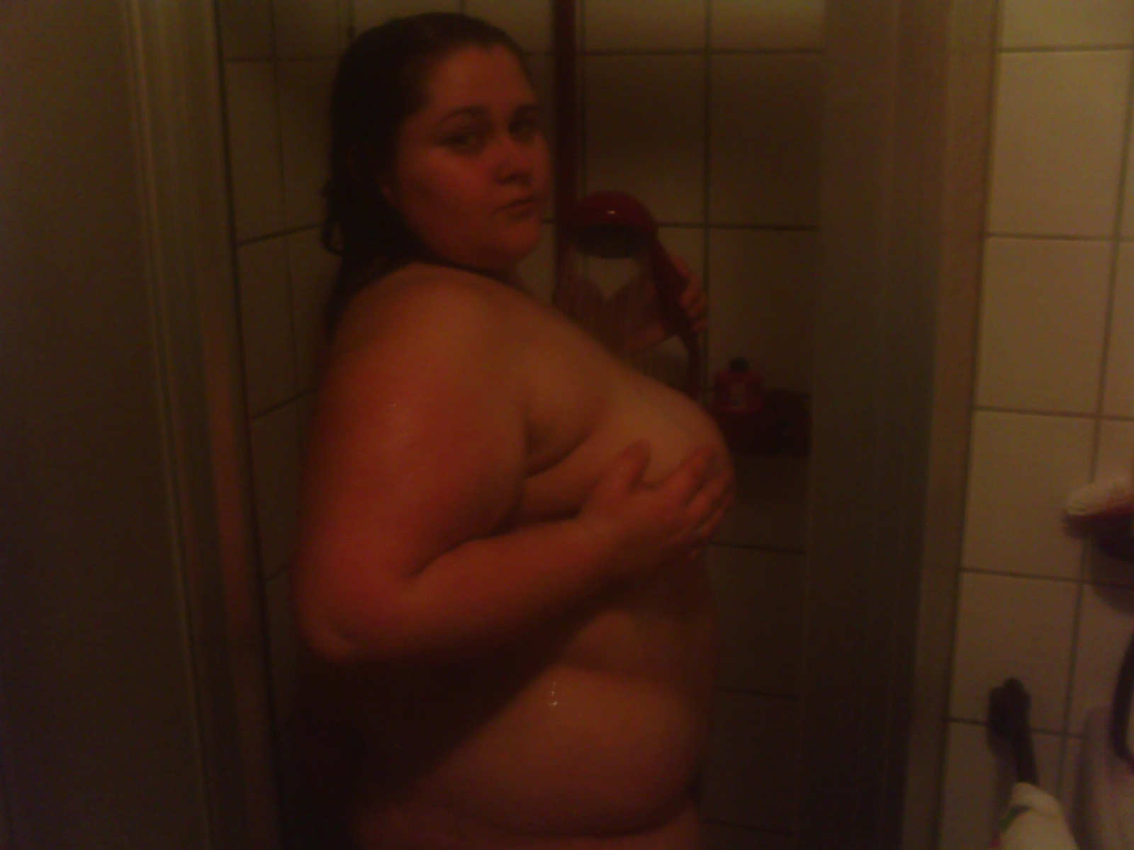 fettes Girl unter der Dusche