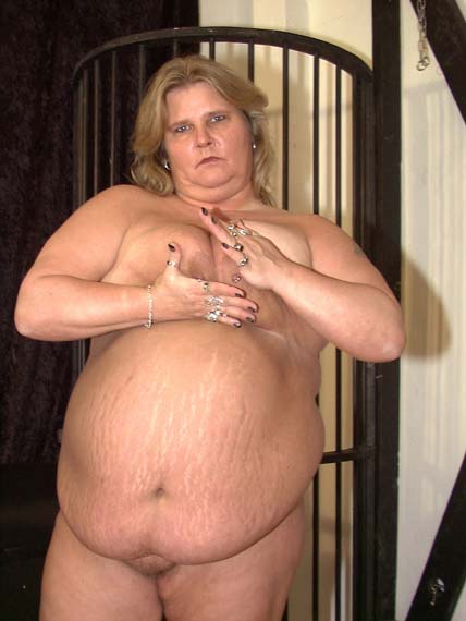 nackte fette Frau drückt ihre Brüste zusammen